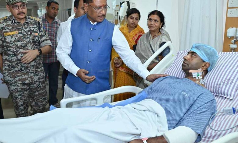 सीएम विष्णु देव साय नक्सली हमले में घायल हुए जवानों का हालचाल जानने अस्पताल पहुँचकर उनसे मुलाकात की सीएम विष्णु देव साय नक्सली हमले में घायल हुए जवानों का हालचाल जानने अस्पताल पहुँचकर उनसे मुलाकात की