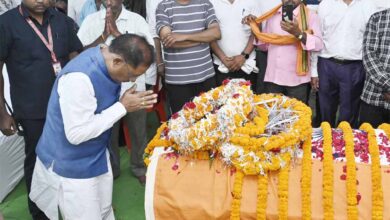 मुख्यमंत्री विष्णु देव साय ने शहीद एएसपी श्री आकाश राव गिरपुंजे के निवास पहुंचकर दी श्रद्धांजलि
