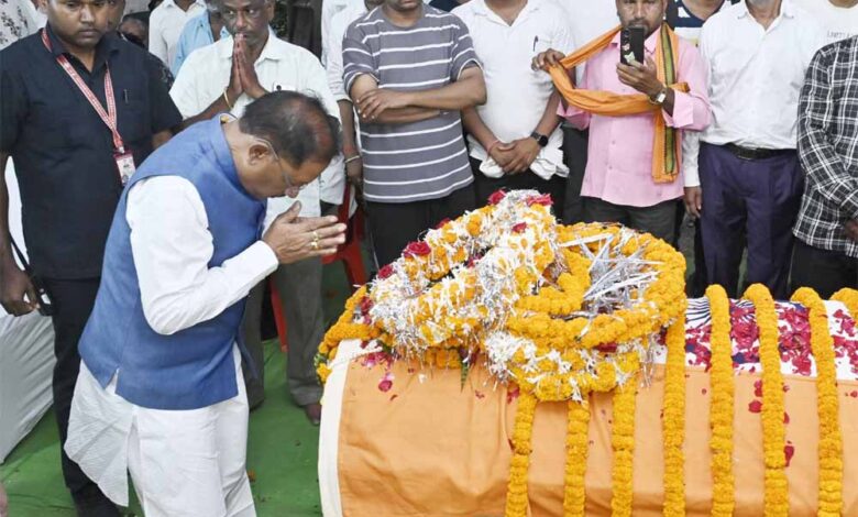 मुख्यमंत्री विष्णु देव साय ने शहीद एएसपी श्री आकाश राव गिरपुंजे के निवास पहुंचकर दी श्रद्धांजलि मुख्यमंत्री विष्णु देव साय ने शहीद एएसपी श्री आकाश राव गिरपुंजे के निवास पहुंचकर दी श्रद्धांजलि