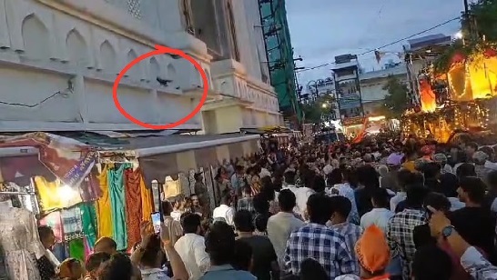 रथ यात्रा के दौरान फेंकी चप्पल, कार्रवाई की मांग रथ यात्रा के दौरान फेंकी चप्पल, कार्रवाई की मांग