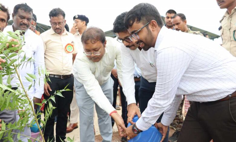 सक्ती जिले में सामूहिक पौधरोपण महाअभियान का हुआ आयोजन सक्ती जिले में सामूहिक पौधरोपण महाअभियान का हुआ आयोजन