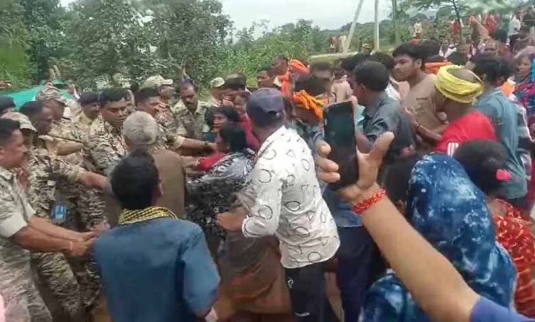 धर्मांतरण विवाद पर बवाल: चर्च में तोड़फोड़, गांव में तनाव, पुलिस तैनात