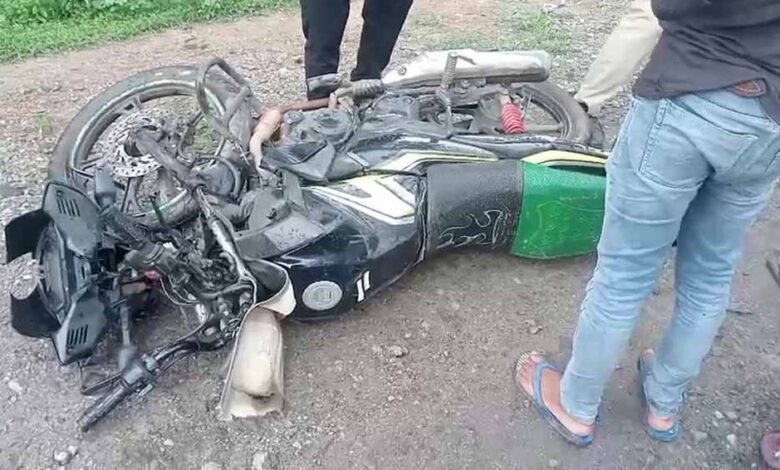 तेज रफ्तार ट्रेलर की टक्कर से युवक की मौत, 3 युवतियां गंभीर रूप से घायल