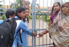 गरियाबंद में प्रिंसिपल पर मनमानी और छात्राओं से अभद्र व्यवहार का आरोप लगाकर स्कूल गेट में जड़ा ताला