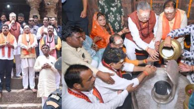 हर-हर महादेव से गूंज उठा भोरमदेव: मुख्यमंत्री विष्णुदेव साय ने हेलीकॉप्टर से पुष्पवर्षा कर हजारों कांवड़ियों का किया भव्य स्वागत