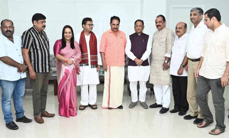 मुख्यमंत्री साय से केरल एवं ओडिशा के सांसदों के प्रतिनिधिमंडल ने की सौजन्य मुलाकात मुख्यमंत्री साय से केरल एवं ओडिशा के सांसदों के प्रतिनिधिमंडल ने की सौजन्य मुलाकात