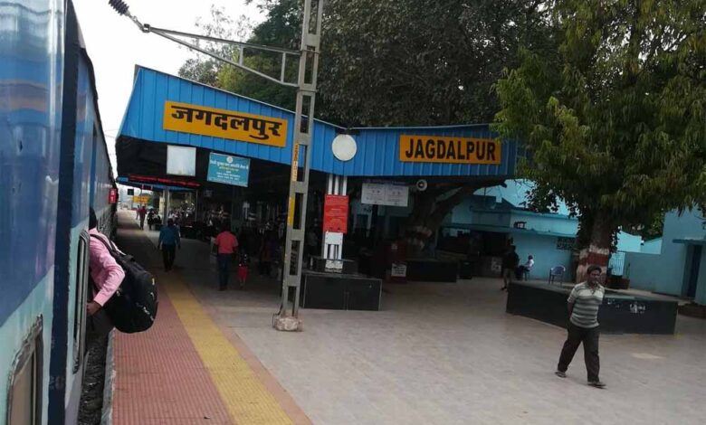 28 दिन बाद केके रेल लाइन पर दौड़ीं यात्री ट्रेनें, मुसाफिरों के चेहरे खिले 28 दिन बाद केके रेल लाइन पर दौड़ीं यात्री ट्रेनें, मुसाफिरों के चेहरे खिले