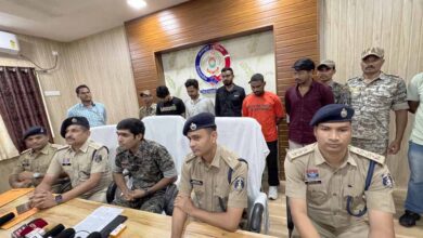 11 राज्यों में करोड़ों की ठगी करने वाले 5 अंतर्राज्यीय ठग, पुलिस हिरासत में