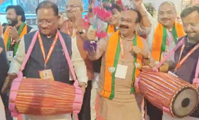 छत्तीसगढ़ी लोकगीतों पर थिरके भाजपा सांसद-विधायक, सीएम साय और प्रदेश प्रभारी नबीन ने बजाया मांदर छत्तीसगढ़ी लोकगीतों पर थिरके भाजपा सांसद-विधायक, सीएम साय और प्रदेश प्रभारी नबीन ने बजाया मांदर