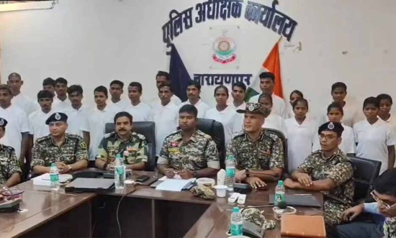 नक्सलवाद के खिलाफ अभियान जारी, 8 महिला समेत 22 नक्सलियों ने किया सरेंडर