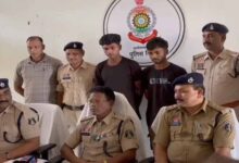 पुलिस ने घरों में चोरी करने वाले नाबालिग समेत 3 आरोपियों को किया गिरफ्तार, 4 लाख का माल बरामद