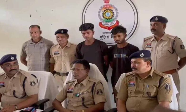 पुलिस ने घरों में चोरी करने वाले नाबालिग समेत 3 आरोपियों को किया गिरफ्तार, 4 लाख का माल बरामद पुलिस ने घरों में चोरी करने वाले नाबालिग समेत 3 आरोपियों को किया गिरफ्तार, 4 लाख का माल बरामद