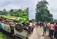 अनियंत्रित होकर पलटी यात्री बस, एक दर्जन से अधिक लोग हुए घायल