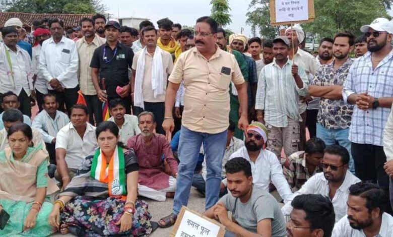डोंगरगढ़-खैरागढ़ सड़क पर कांग्रेस का चक्काजाम: जहां भाजपा ने किया जाम अब कांग्रेस का धरना डोंगरगढ़-खैरागढ़ सड़क पर कांग्रेस का चक्काजाम: जहां भाजपा ने किया जाम अब कांग्रेस का धरना