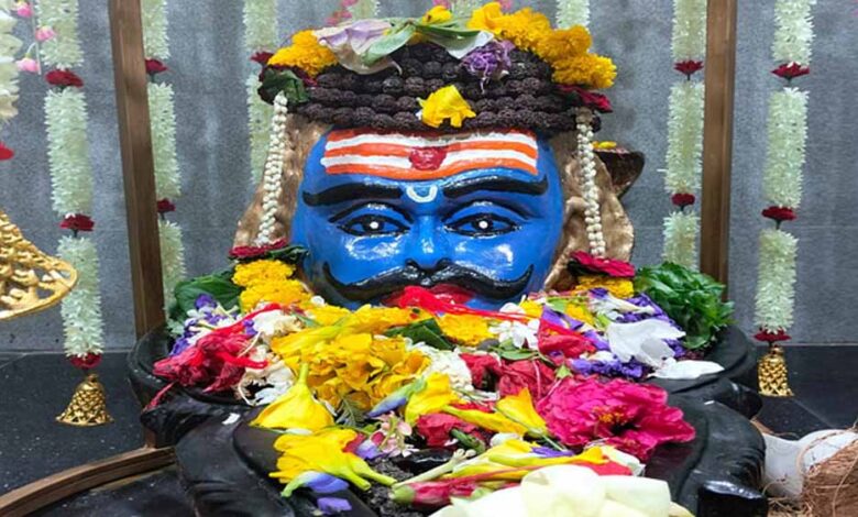 रायपुर के महादेवघाट स्थित हटकेश्वरनाथ मंदिर में सावन के पहले दिन उमड़ी शिवभक्तों की भीड़ रायपुर के महादेवघाट स्थित हटकेश्वरनाथ मंदिर में सावन के पहले दिन उमड़ी शिवभक्तों की भीड़