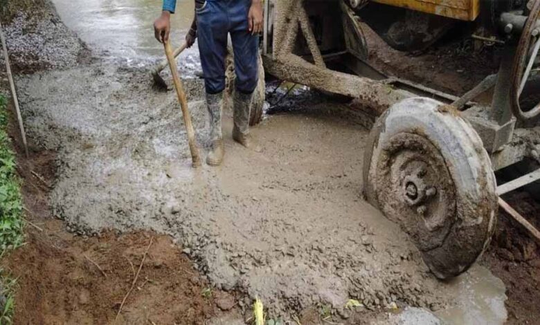 सीसी रोड में घटिया निर्माण का खुलासा: 8 की जगह 4 इंच में हो रही ढलाई, कलेक्टर ने दिए जांच के आदेश सीसी रोड में घटिया निर्माण का खुलासा: 8 की जगह 4 इंच में हो रही ढलाई, कलेक्टर ने दिए जांच के आदेश