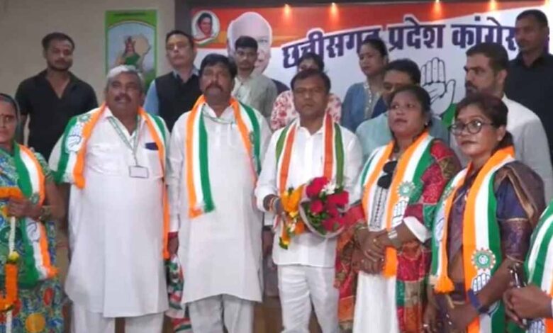 छत्तीसगढ़ में सियासी उलटफेर: शिवसेना महिला विंग की प्रदेश अध्यक्ष समेत पूरी टीम कांग्रेस में शामिल छत्तीसगढ़ में सियासी उलटफेर: शिवसेना महिला विंग की प्रदेश अध्यक्ष समेत पूरी टीम कांग्रेस में शामिल