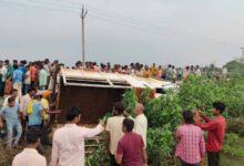 मजदूरों से भरी तेज रफ्तार पिकअप वाहन हादसे का शिकार, 21 घायल, 3 गंभीर