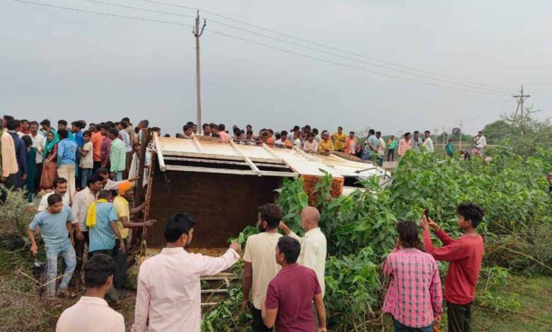 मजदूरों से भरी तेज रफ्तार पिकअप वाहन हादसे का शिकार, 21 घायल, 3 गंभीर