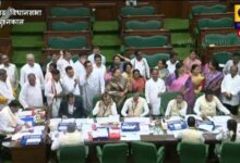 खाद संकट पर फूटा विपक्ष का गुस्सा: मंत्री के जवाब से असंतुष्ट विधायक गर्भगृह में धरने पर बैठे