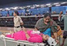 ट्रेन में सीट को लेकर दो महिलाओं में जमकर झगड़ा, एक का सिर फोड़ा