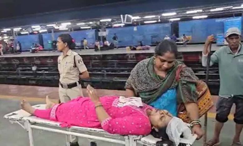 ट्रेन में सीट को लेकर दो महिलाओं में जमकर झगड़ा, एक का सिर फोड़ा ट्रेन में सीट को लेकर दो महिलाओं में जमकर झगड़ा, एक का सिर फोड़ा