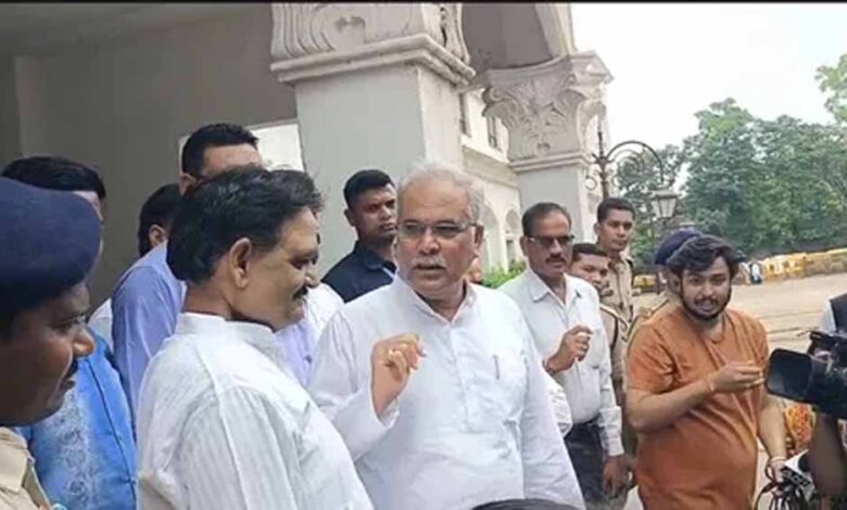 बेटे से मिलने ईडी दफ्तर पहुंचे भूपेश बघेल, बोले– बेवजह फंसाया जा रहा है चैतन्य को बेटे से मिलने ईडी दफ्तर पहुंचे भूपेश बघेल, बोले– बेवजह फंसाया जा रहा है चैतन्य को
