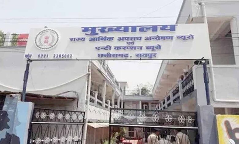शराब घोटाले में बड़ी कार्रवाई: EOW ने तीन आरोपियों को किया गिरफ्तार शराब घोटाले में बड़ी कार्रवाई: EOW ने तीन आरोपियों को किया गिरफ्तार