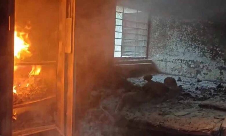 8 साल की बेटी संग मां ने किया आत्मदाह, घर में मिली दोनों की अधजली लाश