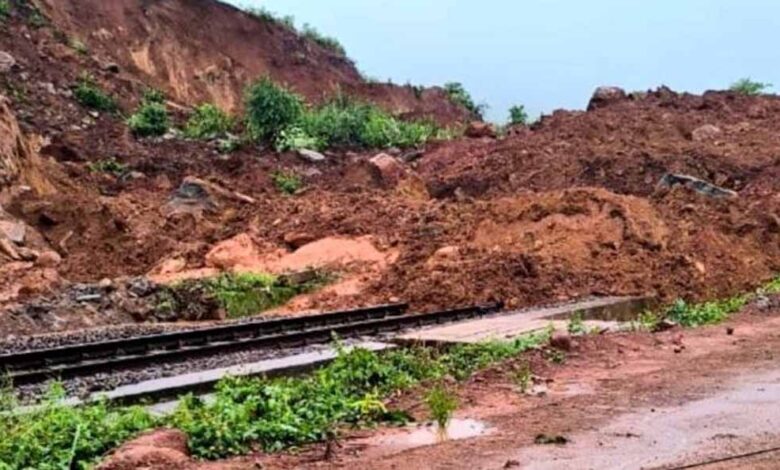 भूस्खलन से किरंदुल-विशाखापत्तनम रेल लाइन ठप, तीन दिन से जगदलपुर में खड़ी ट्रेनें-मालगाड़ियां भूस्खलन से किरंदुल-विशाखापत्तनम रेल लाइन ठप, तीन दिन से जगदलपुर में खड़ी ट्रेनें-मालगाड़ियां