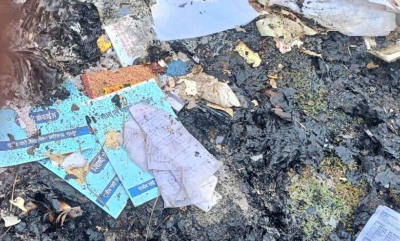खैरागढ़ स्थित सरकारी स्कूल में बड़ी लापरवाही उजागर, किताबें, रजिस्टर समेत कई दस्तावेज बिना अनुमति जलाए खैरागढ़ स्थित सरकारी स्कूल में बड़ी लापरवाही उजागर, किताबें, रजिस्टर समेत कई दस्तावेज बिना अनुमति जलाए