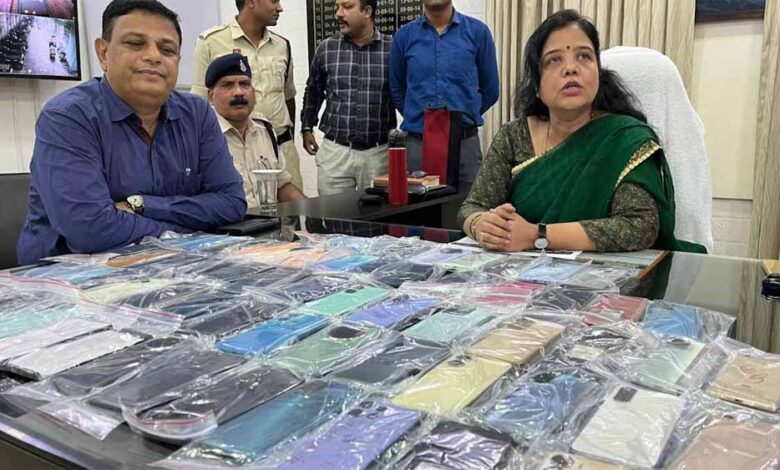 जीआरपी ने 75 लोगों को लौंटाएं उनके मोबाइल जीआरपी ने 75 लोगों को लौंटाएं उनके मोबाइल
