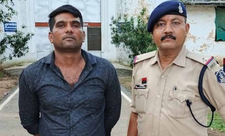 जेल से गैंग ऑपरेट करता था रवि विठ्ठल, कैदी को धमकाकर वसूलता था लाखों, 4 आरोपी गिरफ्तार जेल से गैंग ऑपरेट करता था रवि विठ्ठल, कैदी को धमकाकर वसूलता था लाखों, 4 आरोपी गिरफ्तार
