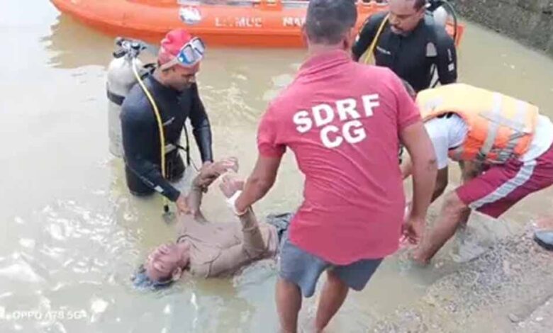 खारून नदी में दर्दनाक हादसा: नहाने गए दो नाबालिग डूबे, एक का शव मिला, दूसरा लापता खारून नदी में दर्दनाक हादसा: नहाने गए दो नाबालिग डूबे, एक का शव मिला, दूसरा लापता