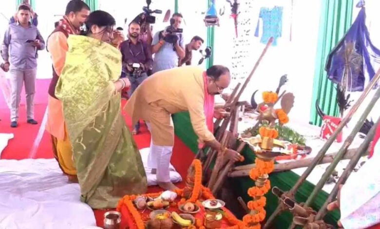हरेली परंपरा में डूबे डिप्टी सीएम साव: पत्नी संग की खेती उपकरणों की पूजा