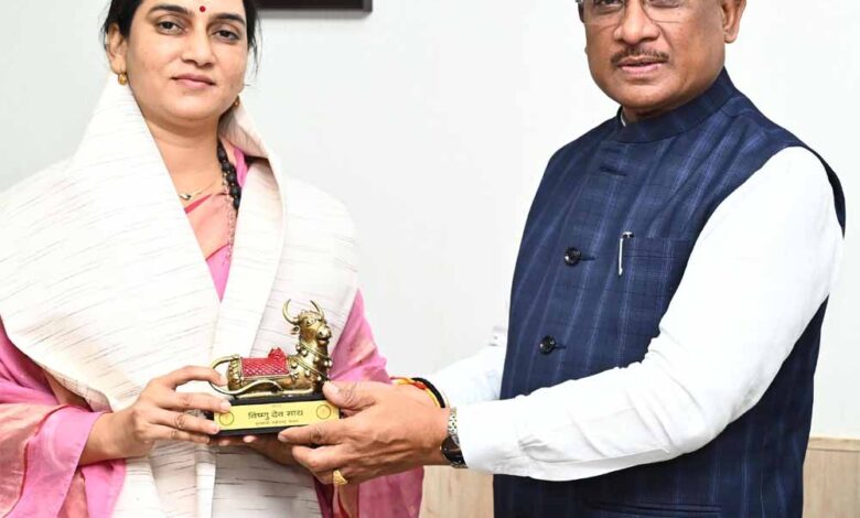 मुख्यमंत्री विष्णु देव साय ने वॉटर वुमन शिप्रा पाठक का किया सम्मान