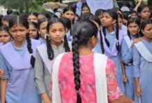 बारिश में भीगते छात्राओं का हाइवे जाम, शिक्षकों के तबादले पर जताया विरोध