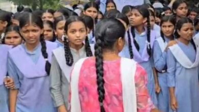 बारिश में भीगते छात्राओं का हाइवे जाम, शिक्षकों के तबादले पर जताया विरोध