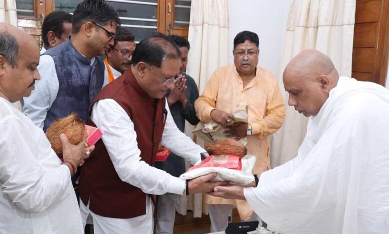 CM साय गुरु पूर्णिमा के अवसर पर रायगढ़ जिले के ग्राम बनोरा स्थित अघोर गुरुपीठ में गुरु दर्शन के लिए पहुंचे CM साय गुरु पूर्णिमा के अवसर पर रायगढ़ जिले के ग्राम बनोरा स्थित अघोर गुरुपीठ में गुरु दर्शन के लिए पहुंचे