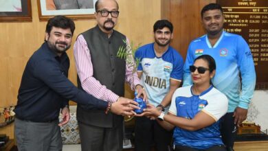 रायपुर : राज्यपाल डेका से भारतीय पैरा डोंगी एथलीट खिलाड़ियों ने की भेंट