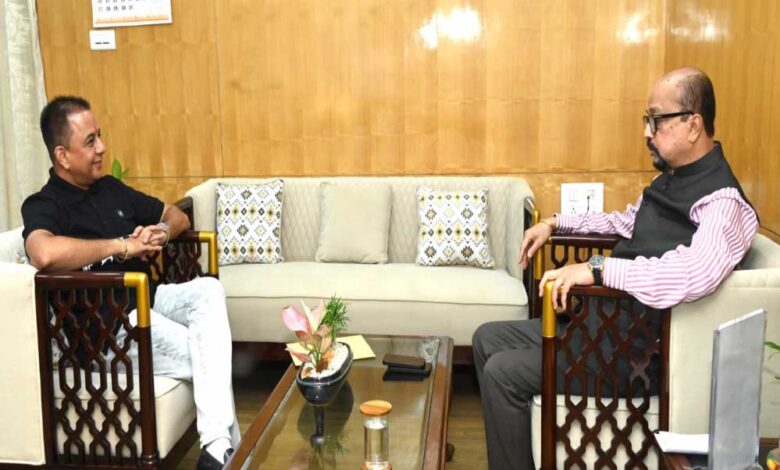 रायपुर : राज्यपाल डेका से हरिभूमि के प्रधान संपादक ने सौजन्य की भेंट रायपुर : राज्यपाल डेका से हरिभूमि के प्रधान संपादक ने सौजन्य की भेंट
