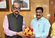 रायपुर : राज्यपाल श्री डेका से गेंड़ी लोक नृत्य कलाकार ने की भेंट