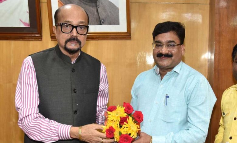रायपुर : राज्यपाल श्री डेका से गेंड़ी लोक नृत्य कलाकार ने की भेंट रायपुर : राज्यपाल श्री डेका से गेंड़ी लोक नृत्य कलाकार ने की भेंट