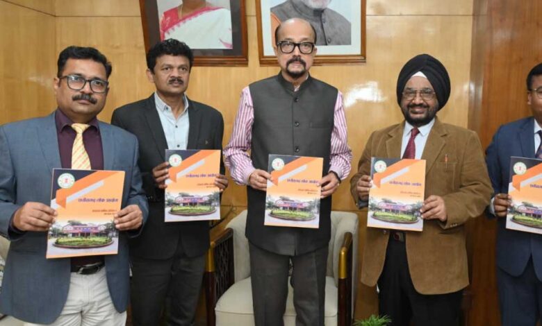 राज्यपाल डेका को लोकायुक्त ने सौंपा वार्षिक प्रतिवेदन राज्यपाल डेका को लोकायुक्त ने सौंपा वार्षिक प्रतिवेदन
