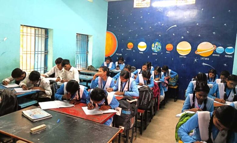 रायपुर : युक्तियुक्तकरण से स्कूलों में लौटी रौनक रायपुर : युक्तियुक्तकरण से स्कूलों में लौटी रौनक
