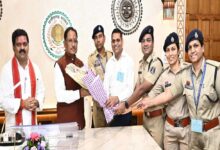 रायपुर : मुख्यमंत्री विष्णु देव साय से राज्य पुलिस सेवा अधिकारियों ने की सौजन्य भेंट