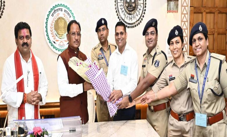 रायपुर : मुख्यमंत्री विष्णु देव साय से राज्य पुलिस सेवा अधिकारियों ने की सौजन्य भेंट रायपुर : मुख्यमंत्री विष्णु देव साय से राज्य पुलिस सेवा अधिकारियों ने की सौजन्य भेंट