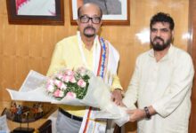 राज्यपाल डेका से छत्तीसगढ़ खादी एवं ग्रामोद्योग बोर्ड के अध्यक्ष ने की सौजन्य भेंट