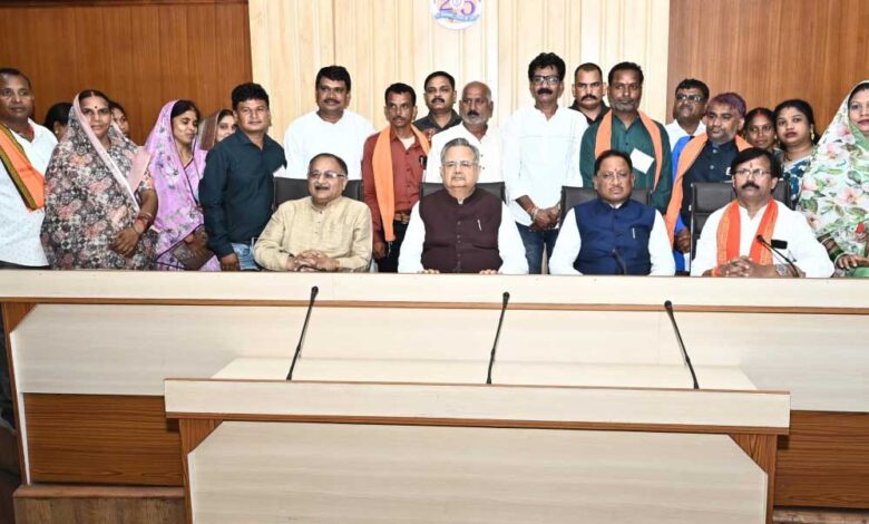 रायपुर : राजनांदगांव के नागरिक प्रतिनिधिमंडल ने की मुख्यमंत्री से सौजन्य भेंट, विकास कार्यों के लिए जताया आभार रायपुर : राजनांदगांव के नागरिक प्रतिनिधिमंडल ने की मुख्यमंत्री से सौजन्य भेंट, विकास कार्यों के लिए जताया आभार