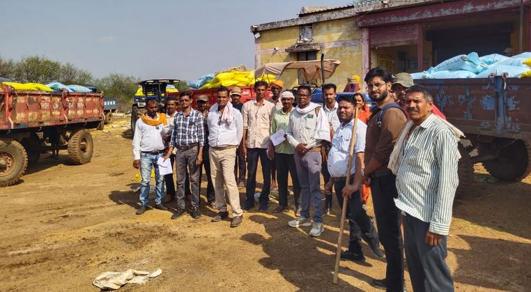 खाद-बीज की पर्याप्त उपलब्धता, उठाव जारी खाद-बीज की पर्याप्त उपलब्धता, उठाव जारी